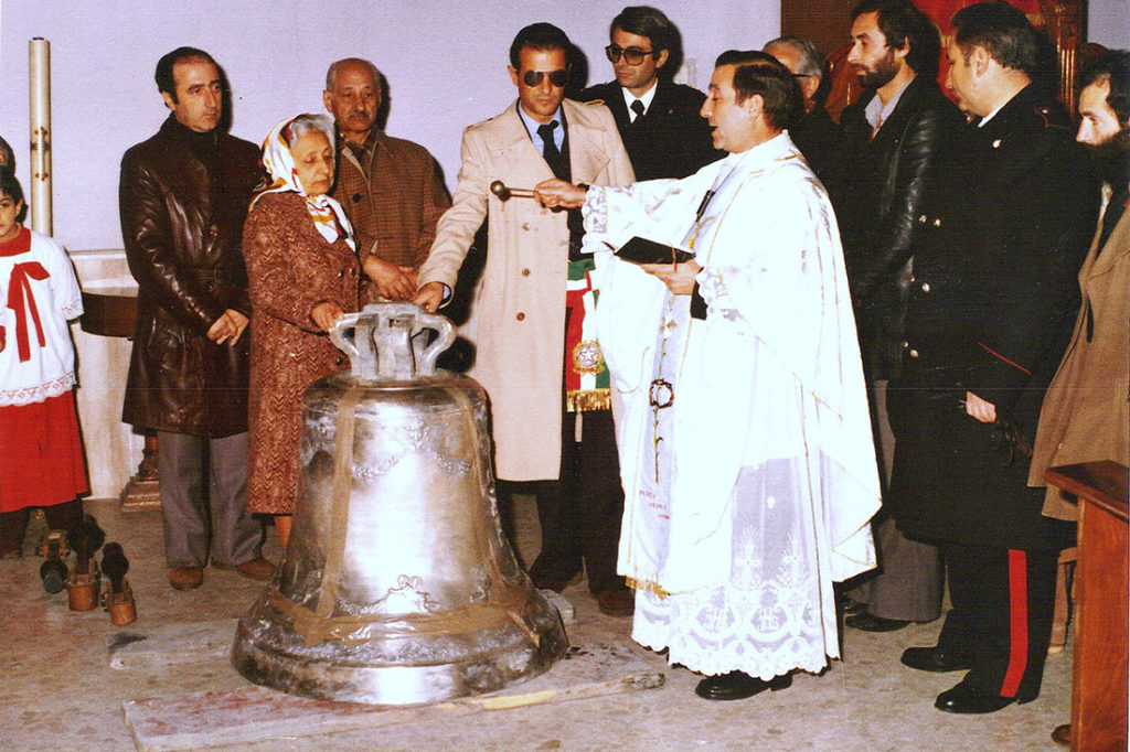 Benedizione della campana del campanile della Chiesa di Santa Maria Maggiore (fonte: Mario Ripoli - Album di Paese)