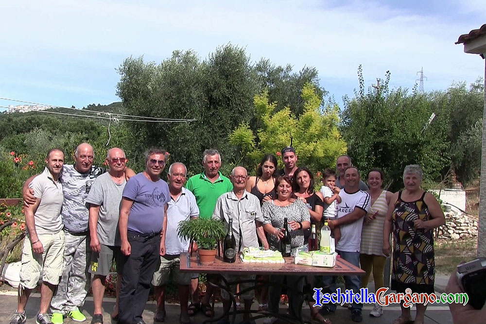 Foto di gruppo con parenti e amici alla  festa di compleanno di Domenico Maiorano