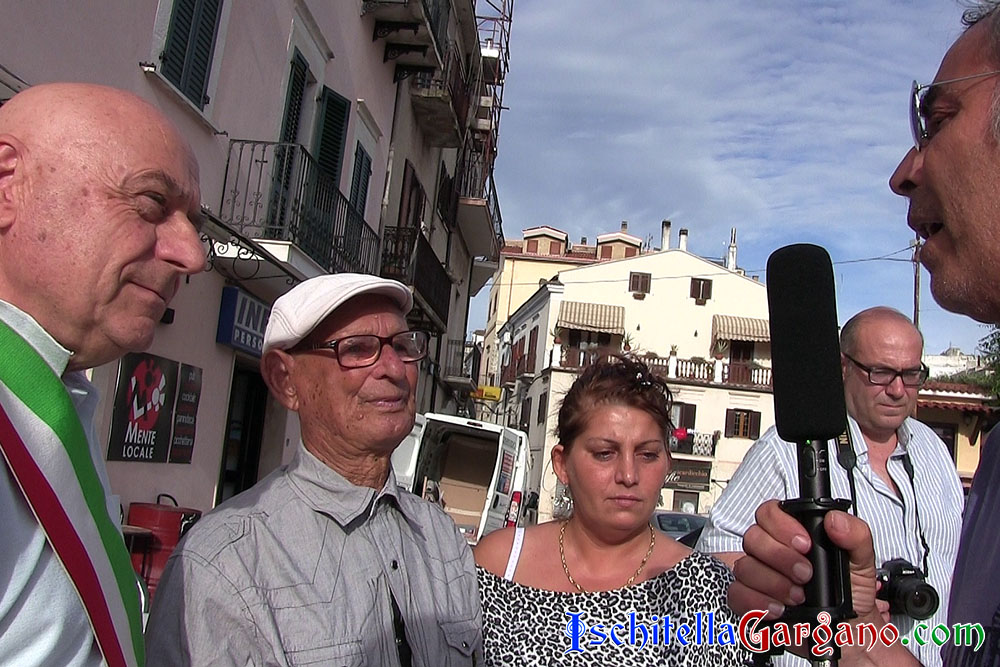 l giornalista Giuseppe Laganella mentre intervista Domenico Maiorano con la presenza del sindaco Carlo Guerra