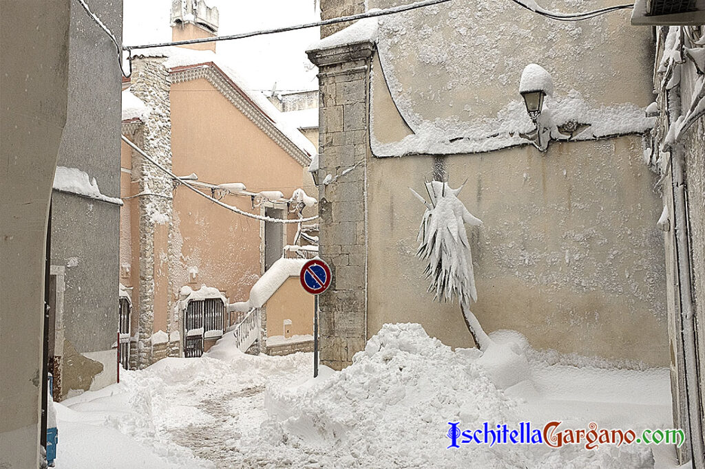 Centro storico di Ischitella con la neve